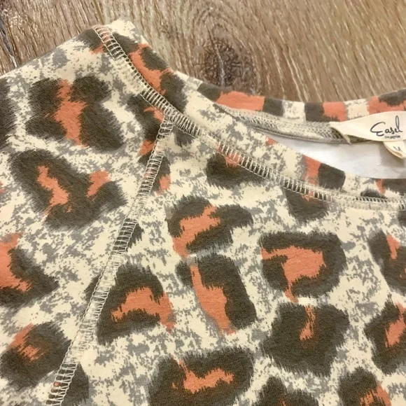NWT Easel Medium Leopard Cheetah Print Top - Picture 9 of 9